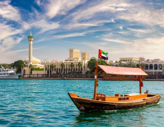 Abra,-,Old,Traditional,Wooden,Boat,And,Al,Farooq,Mosque